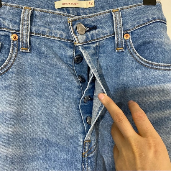 Levi's Wedgie Skinny High Rise Waisted Jeans Distressed Hole Knee 32 - Picture 5 of 6